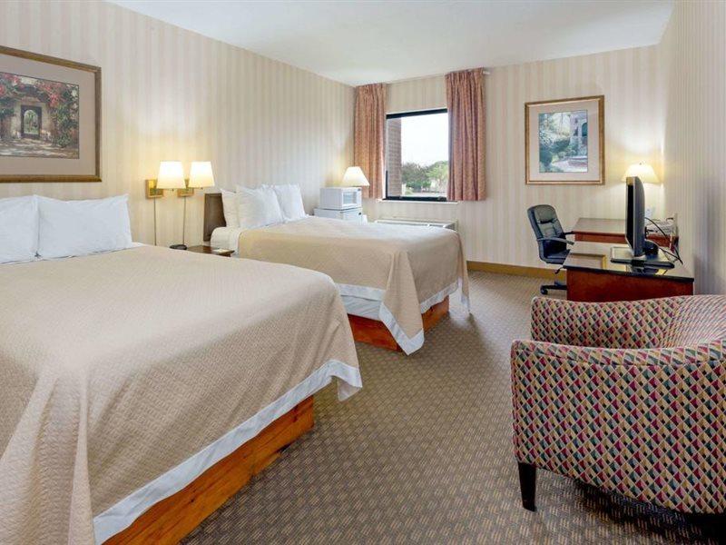 Days Inn & Suites By Wyndham Northwest Indianapolis Exterior photo