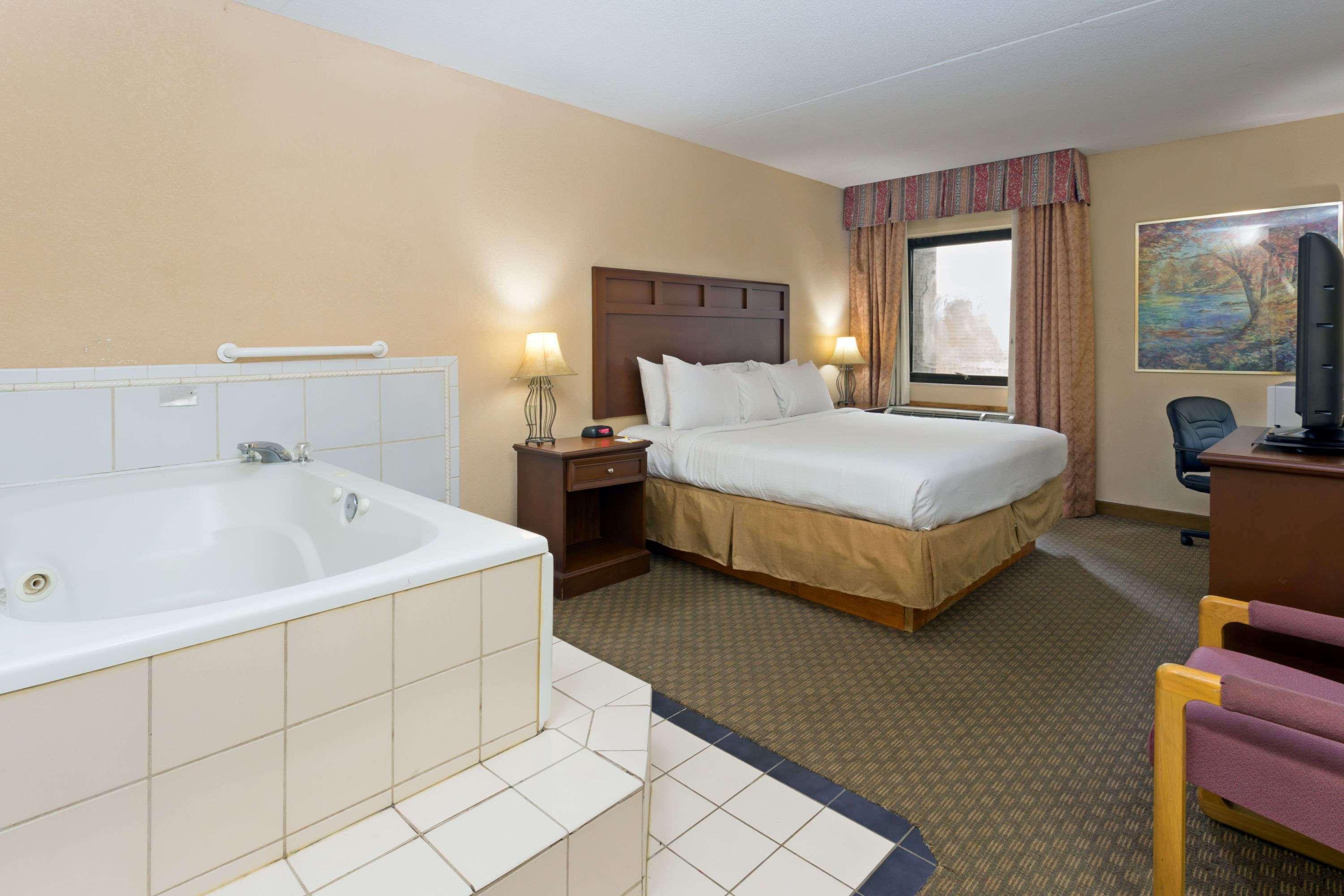 Days Inn & Suites By Wyndham Northwest Indianapolis Exterior photo