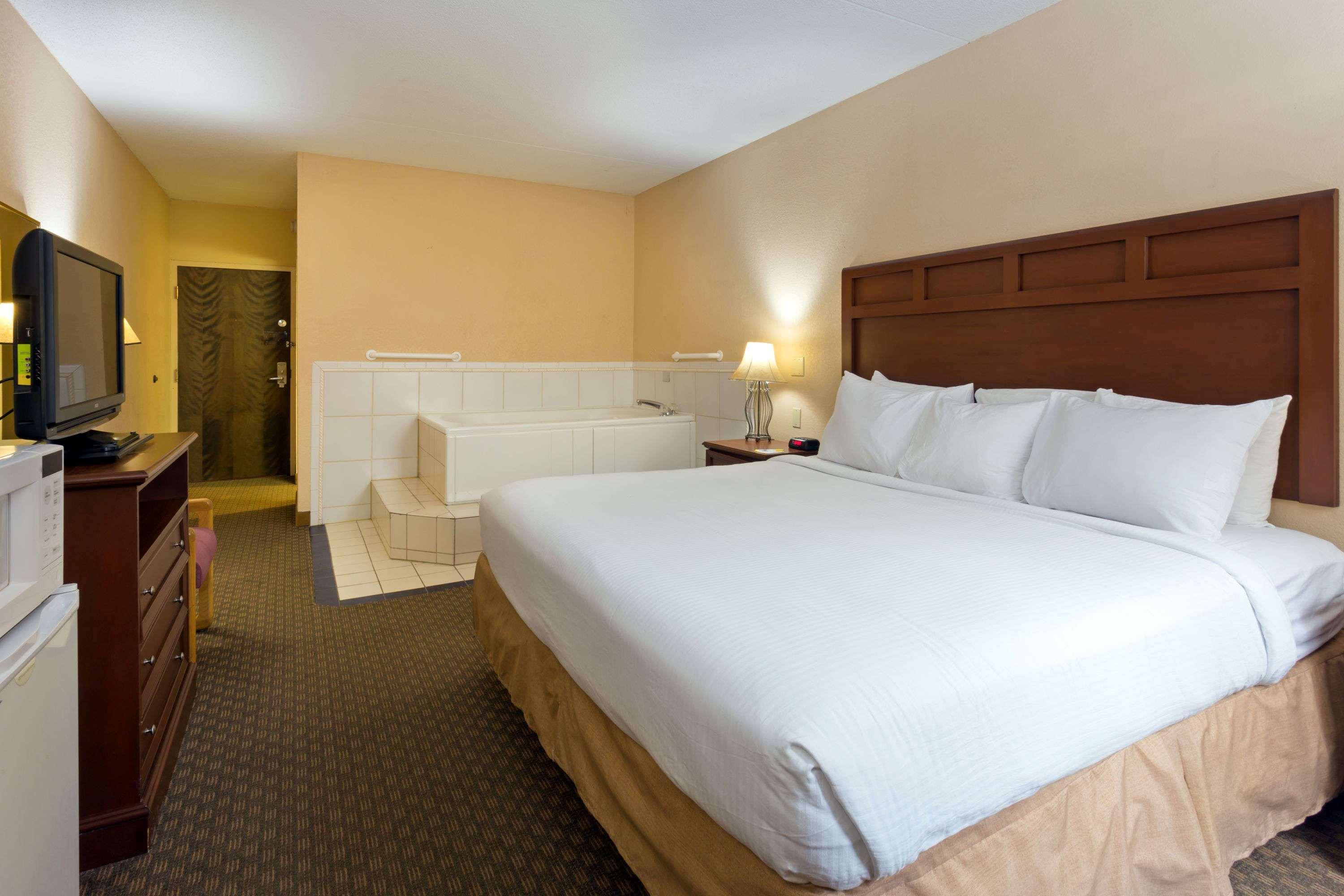 Days Inn & Suites By Wyndham Northwest Indianapolis Exterior photo