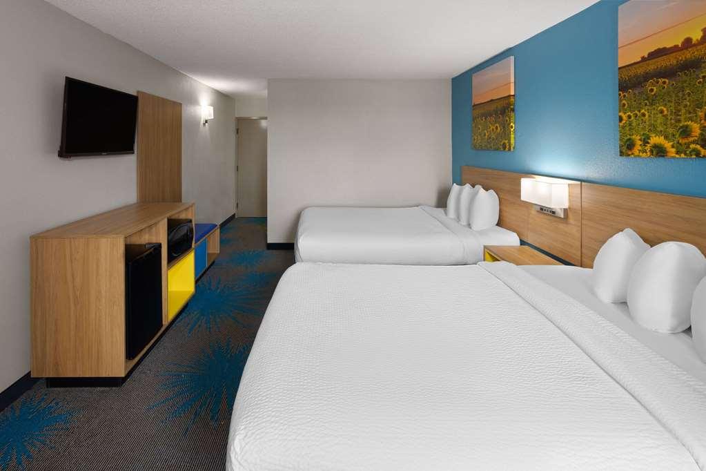 Days Inn & Suites By Wyndham Northwest Indianapolis Room photo