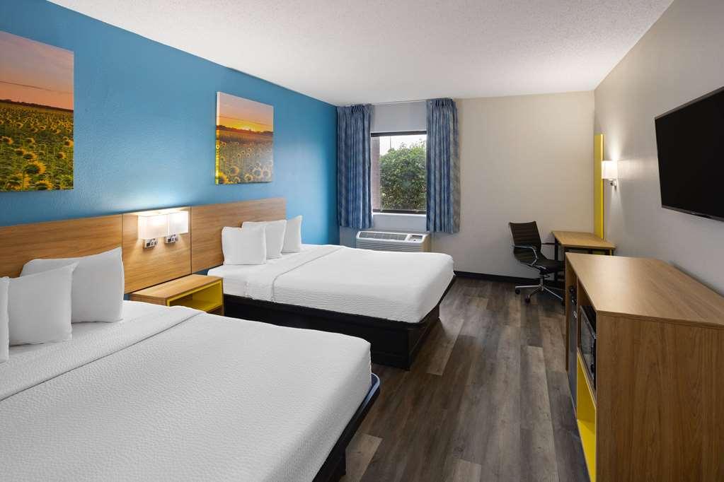Days Inn & Suites By Wyndham Northwest Indianapolis Room photo