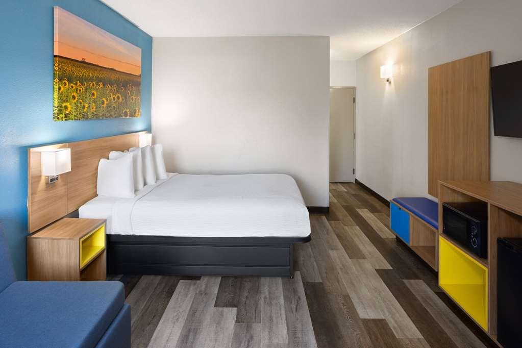 Days Inn & Suites By Wyndham Northwest Indianapolis Room photo