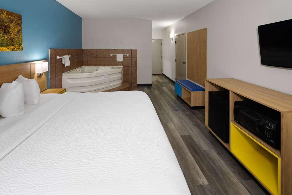Days Inn & Suites By Wyndham Northwest Indianapolis Room photo