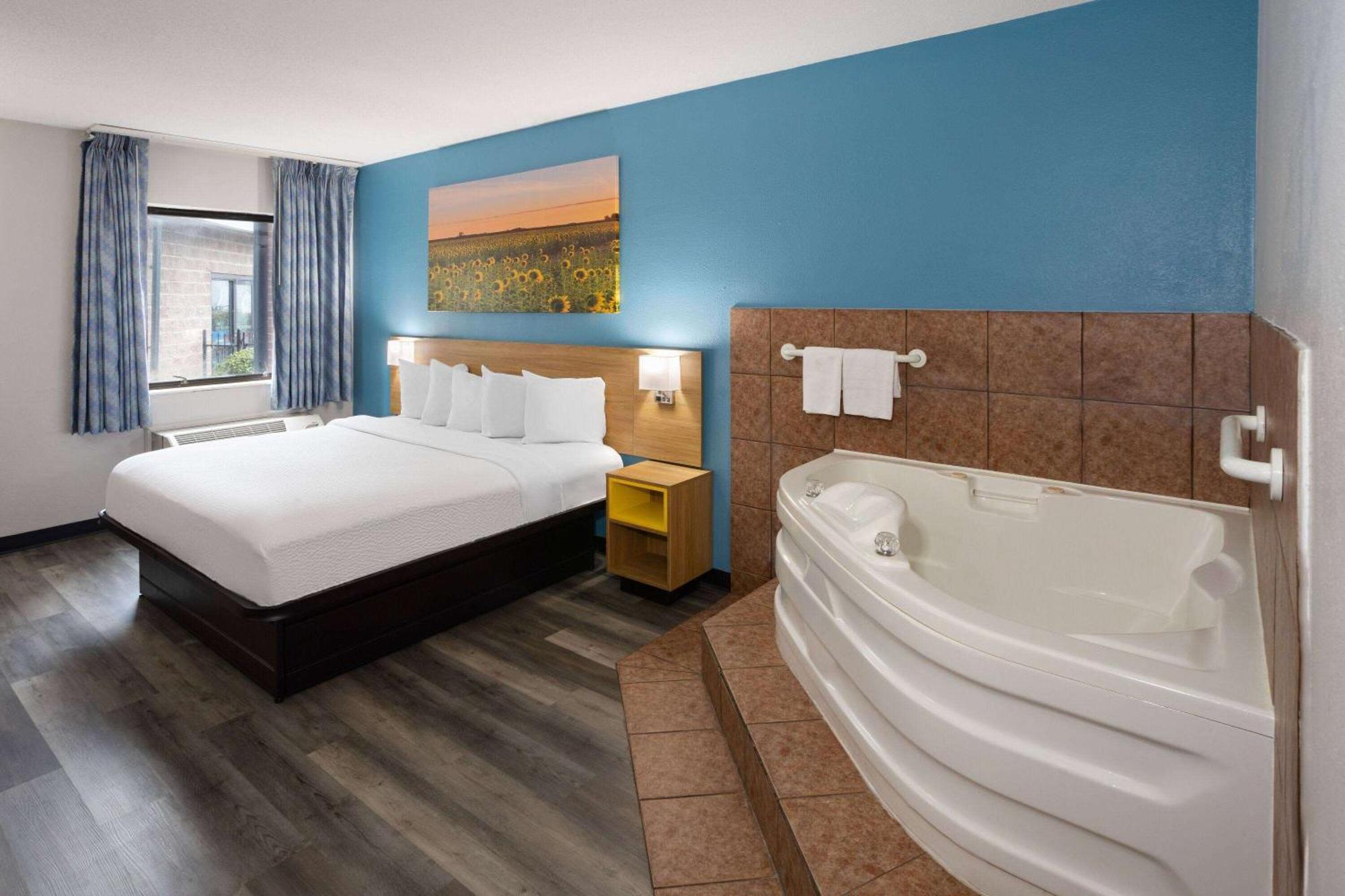 Days Inn & Suites By Wyndham Northwest Indianapolis Exterior photo