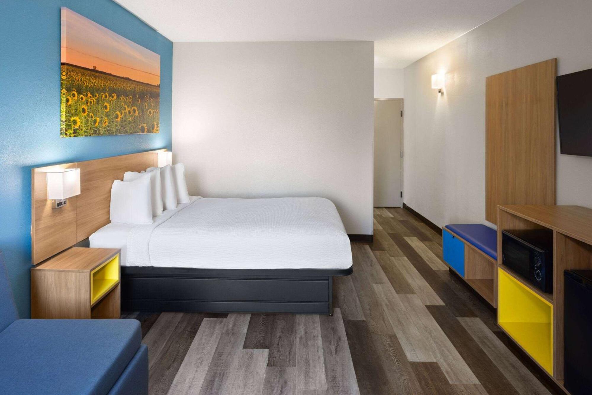 Days Inn & Suites By Wyndham Northwest Indianapolis Exterior photo