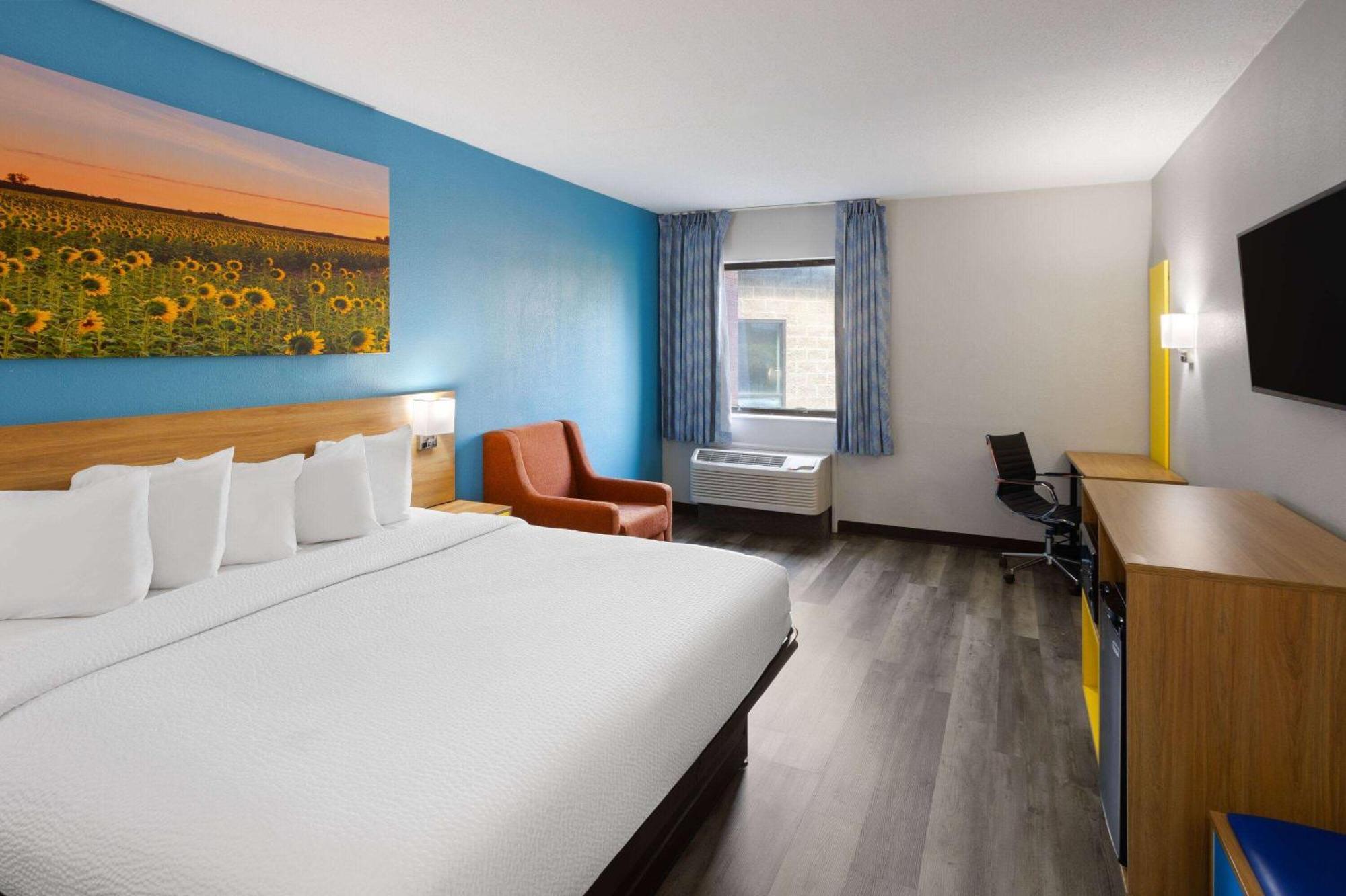 Days Inn & Suites By Wyndham Northwest Indianapolis Exterior photo