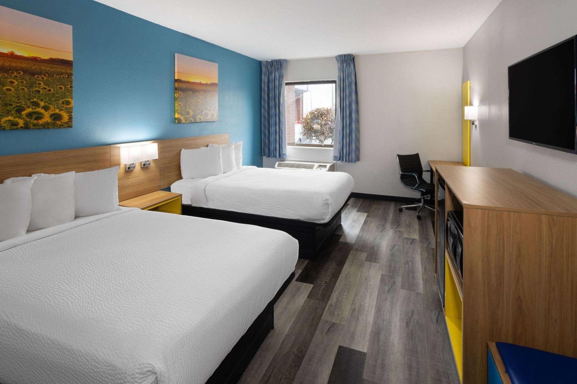 Days Inn & Suites By Wyndham Northwest Indianapolis Exterior photo