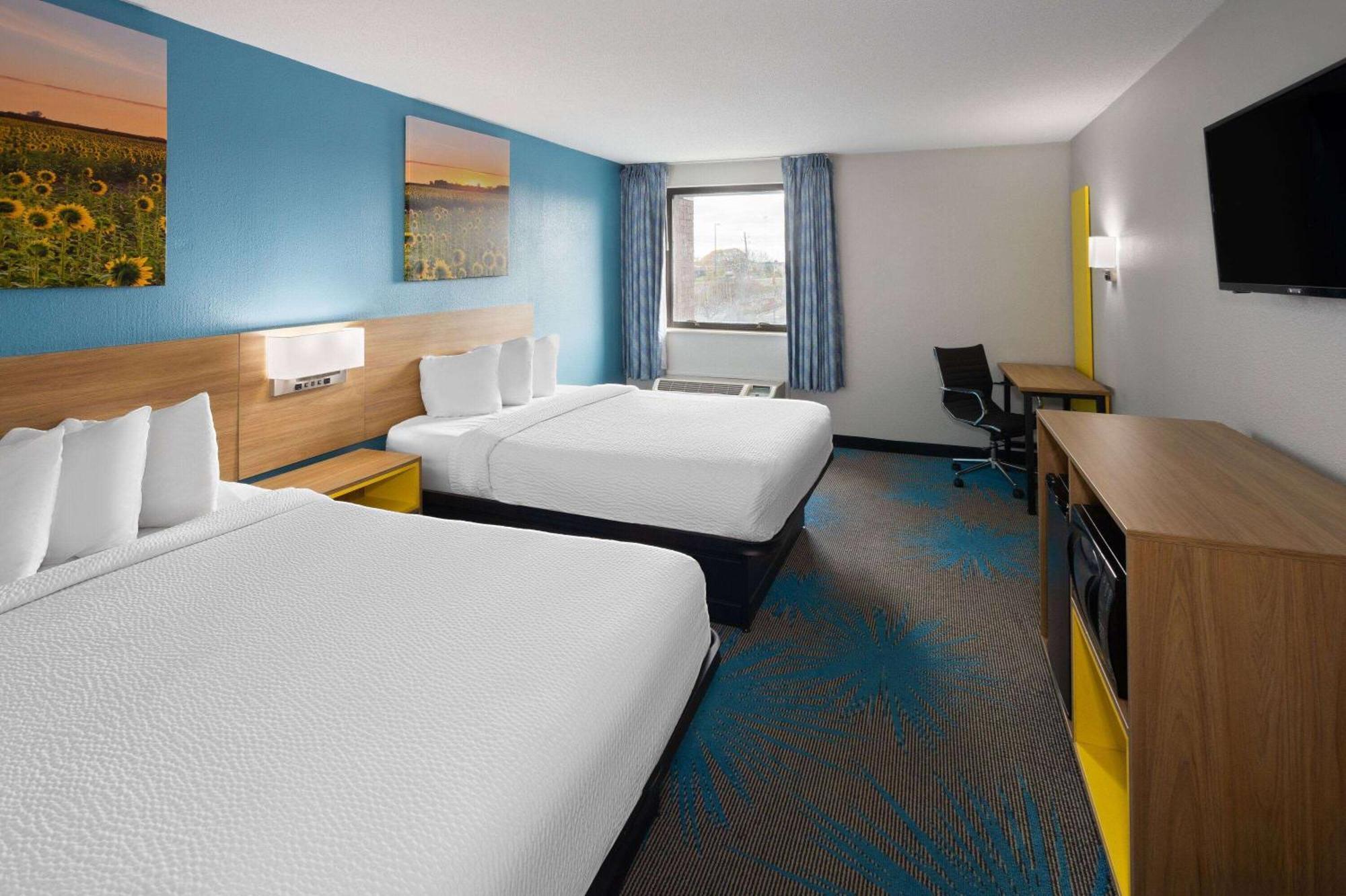 Days Inn & Suites By Wyndham Northwest Indianapolis Exterior photo