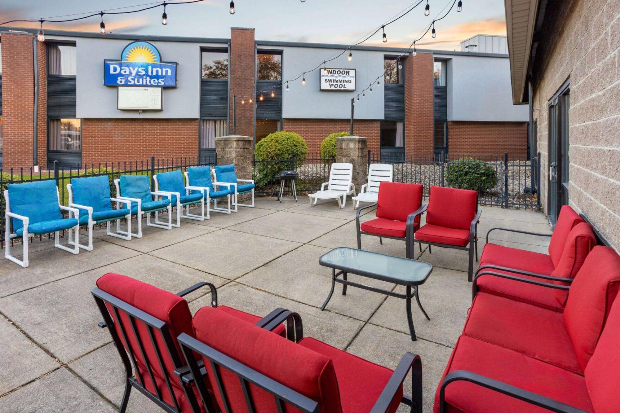 Days Inn & Suites By Wyndham Northwest Indianapolis Exterior photo